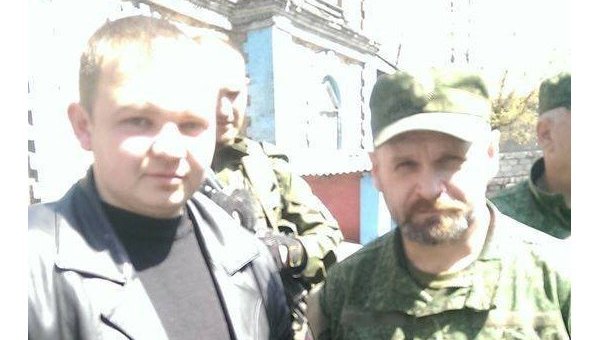 Albu (left) standing alongside Prizrak battalion commander Mozgovoi (right) ~