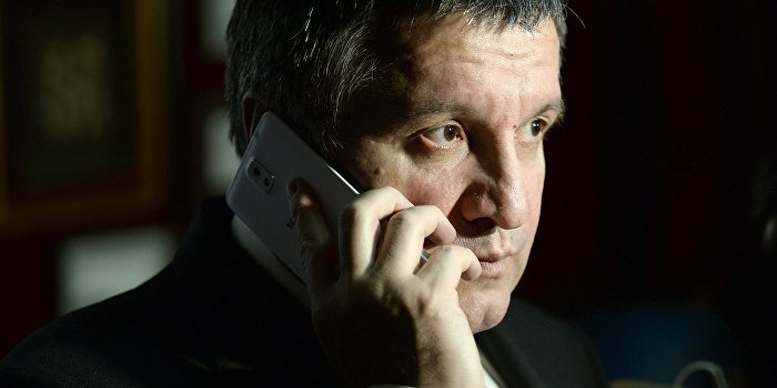 Аваков обещает защищать полицейского-убийцу