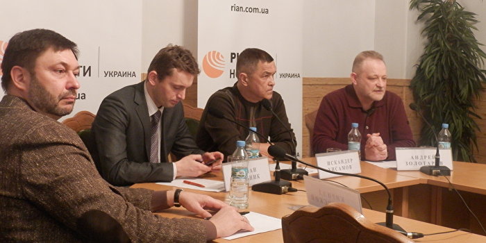 Ров на границе когда-то дружественных стран завален ржавым железом