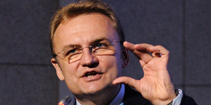 Мэра Львова хотят отправить в мусорный бак и в отставку