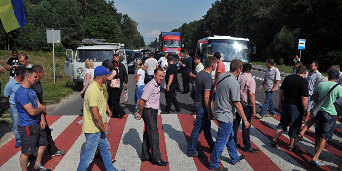 Битва за свет: В Одессе сотни протестующих перекрыли дорогу
