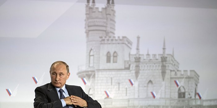 «Политика»: В гонке за Крым Путин был быстрее