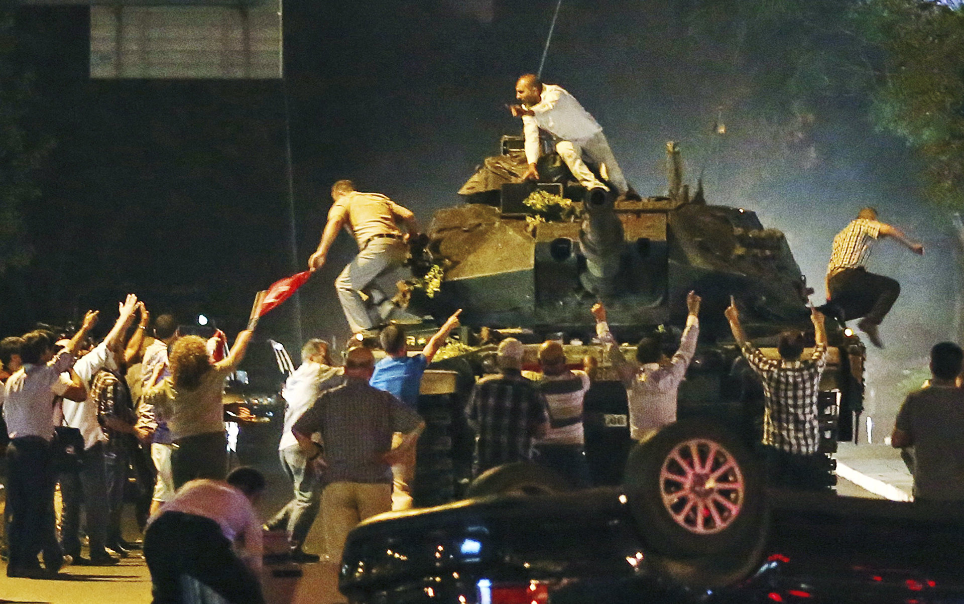 Танк на улице Анкары во время июльских протестов в Турции. 16 июля 2016 года