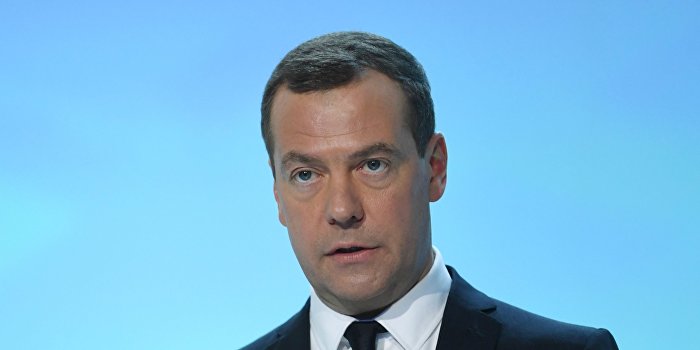 Медведев: Администрация Трампа доказала, что будет яростно вести борьбу с законным правительством Сирии