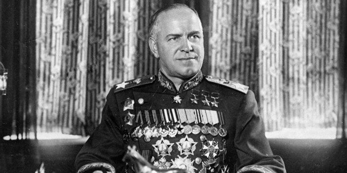 Неизвестные сняли памятную доску маршалу Жукову в Одессе