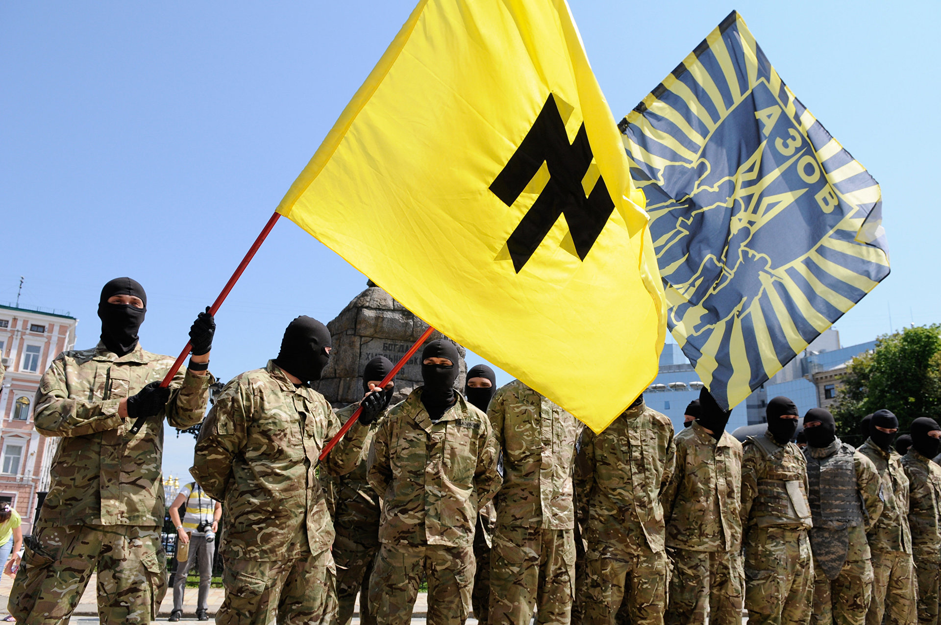 Боевики «Азова» расплакались под офисом Компартии в Киеве
