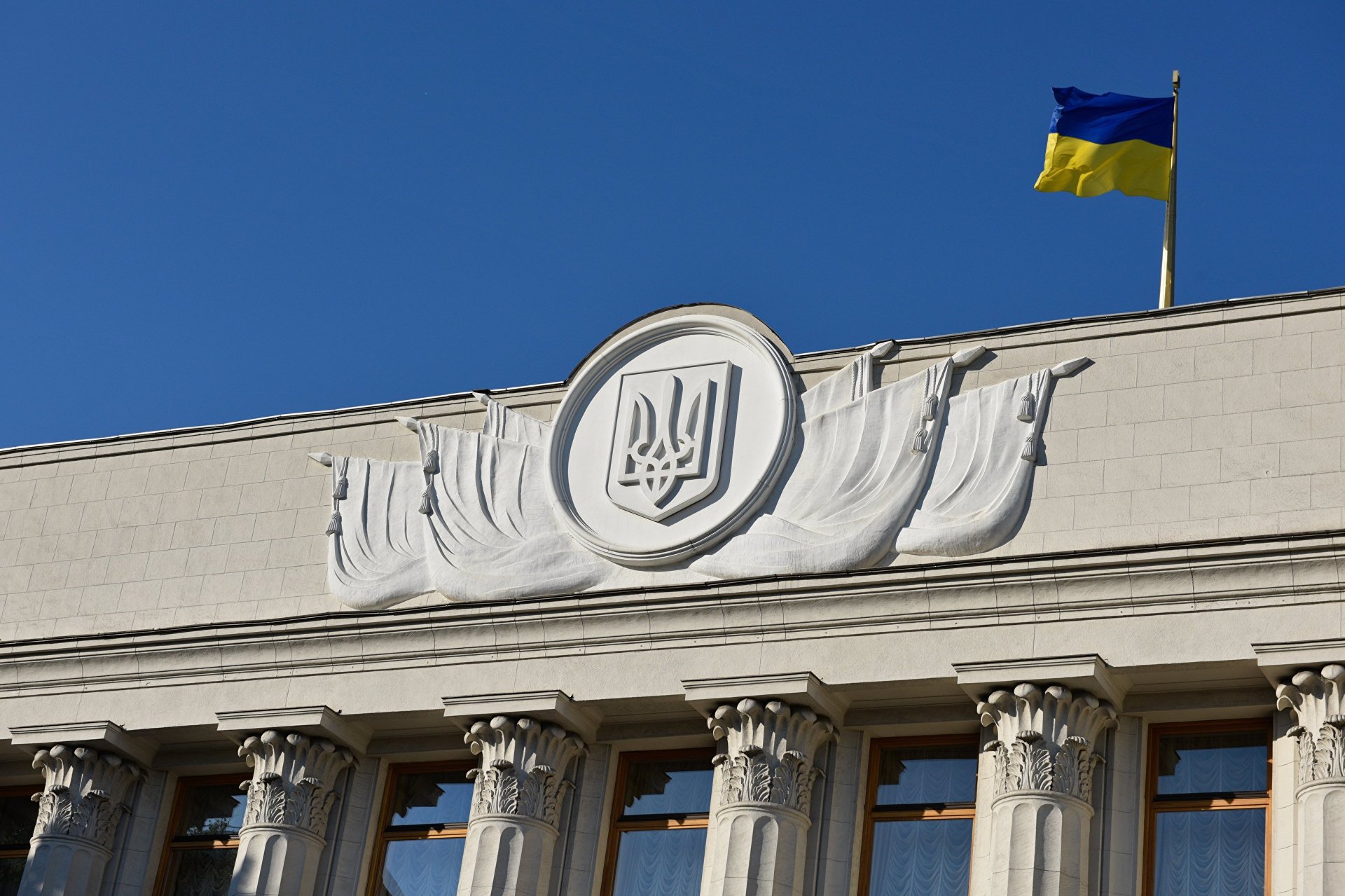 Саакашвили со сторонниками ломится в Раду свергать Порошенко