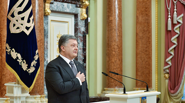 Суд приостановил допрос Порошенко по делу Януковича после вопроса о Мальдивах