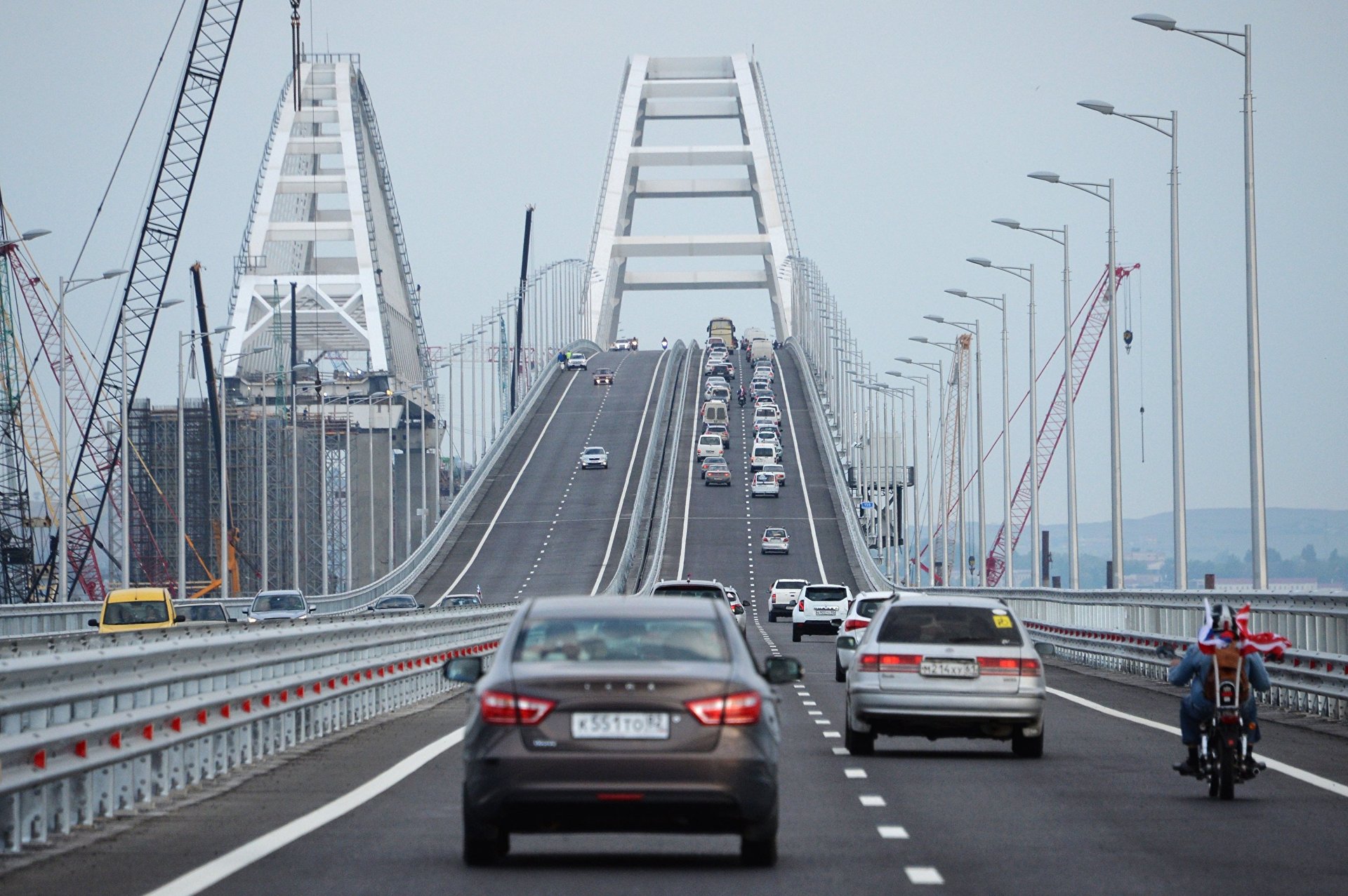 Крымский мост просит автомобилистов потерпеть